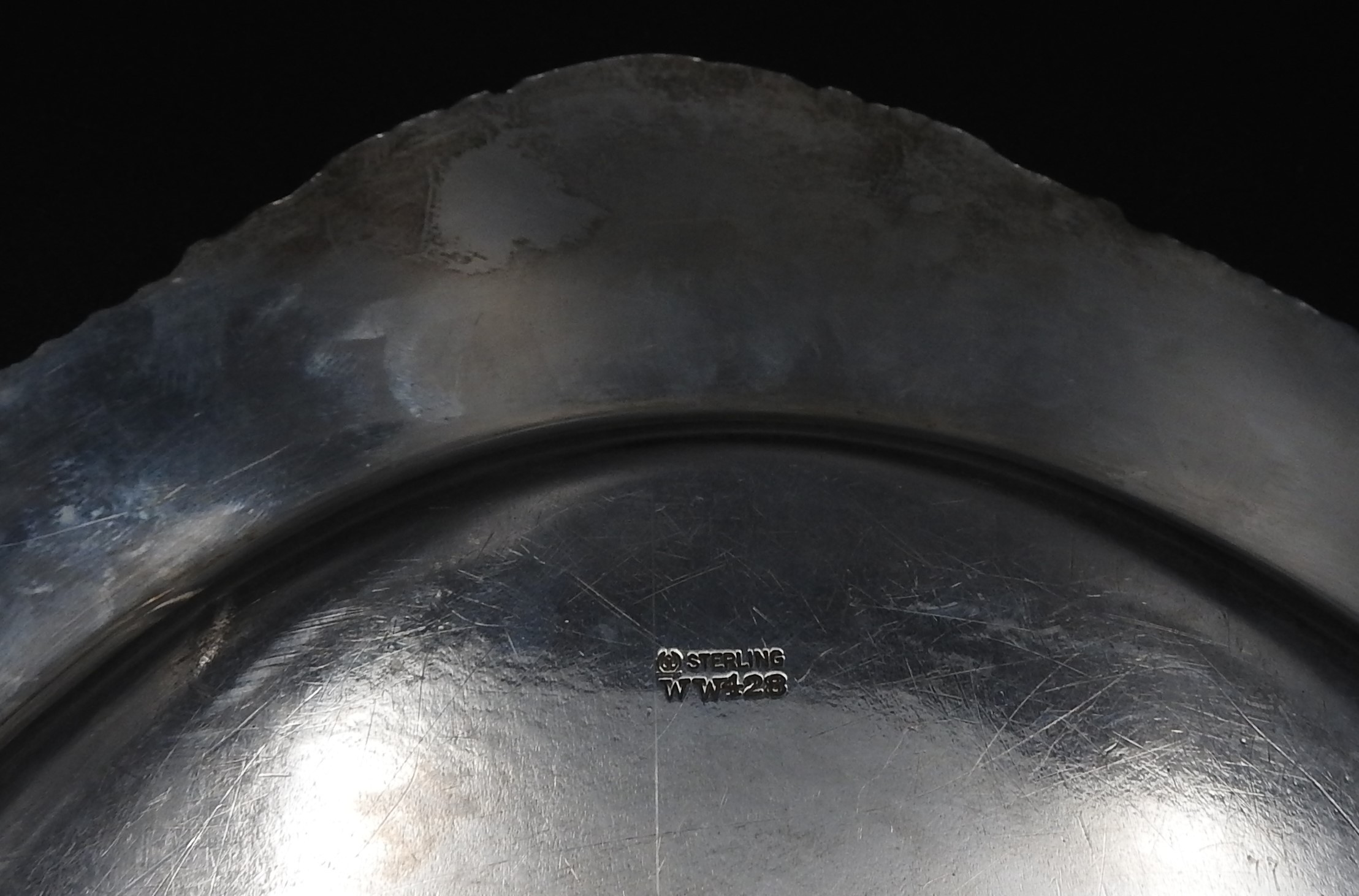 AN AMERICAN OVAL STERLING SILVER SEVING PLATTER, with Acanthus decoration to the ends, stamped ' - Bild 3 aus 4