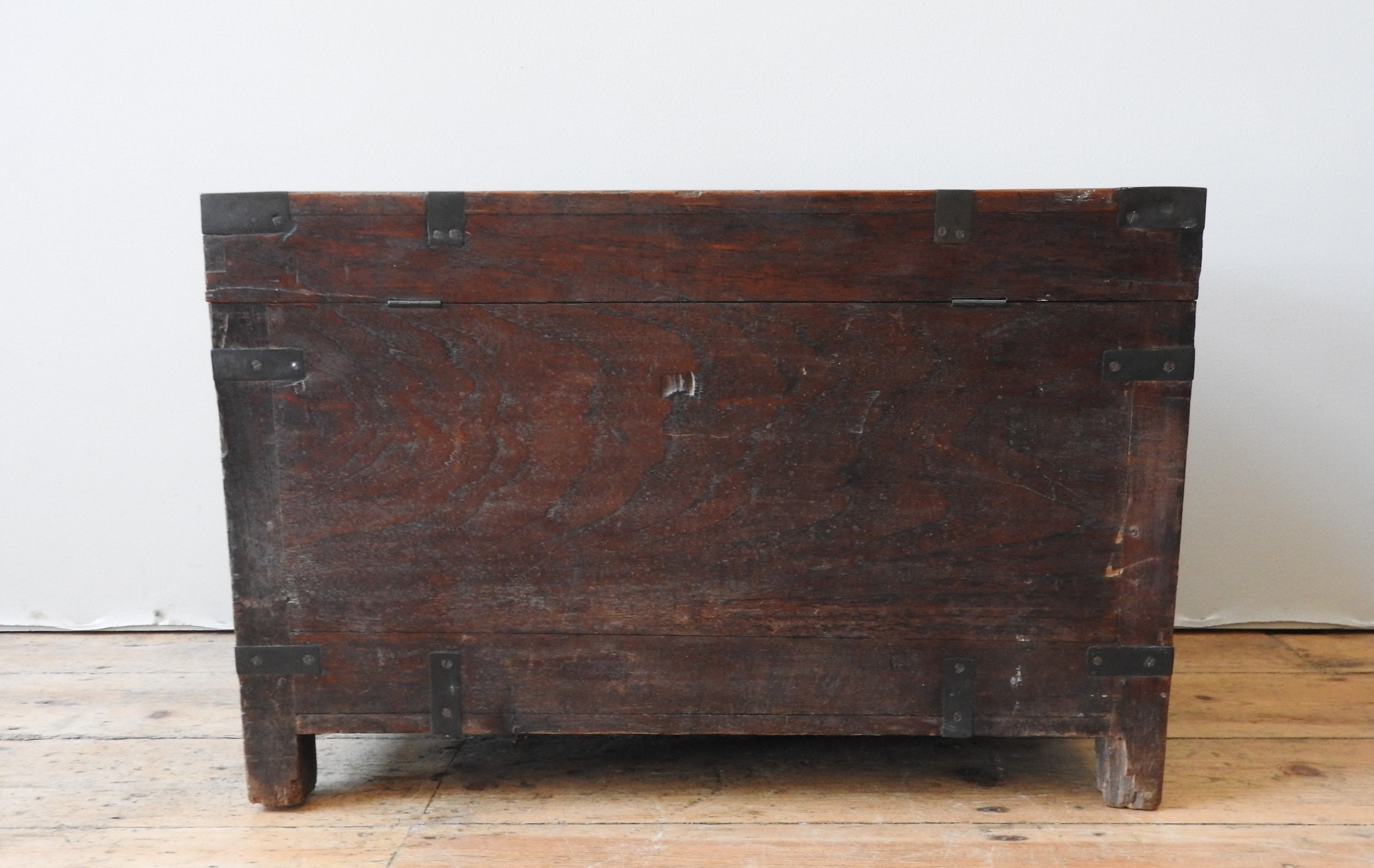 A GEORGIAN OAK BRASS BANDED SILVER CHEST, with mounted brass rosette decoration, and brass corner - Image 5 of 5