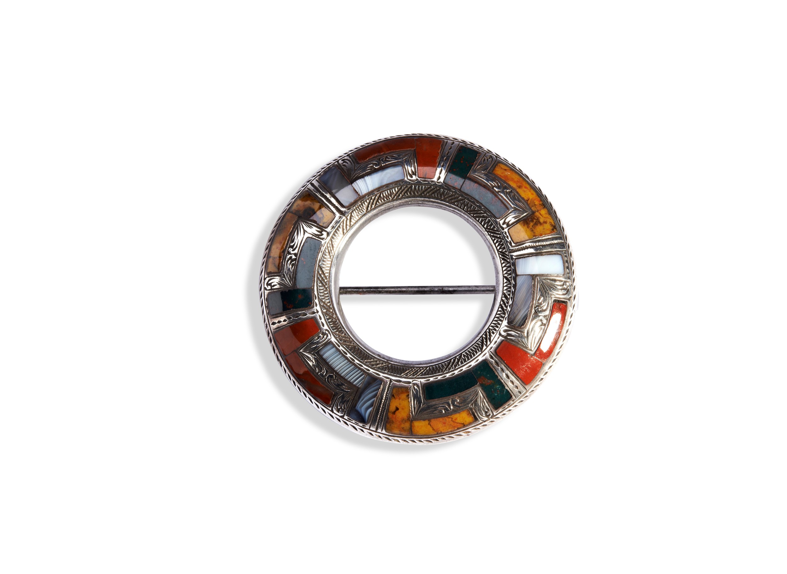 A SCOTTISH AGATE AND SILVER BROOCH