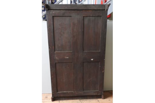 AN EDWARDIAN OAK LIBRARY BOOKCASE, circa 1910, with five adjustable shelves and tapered cornice, 206 - Image 5 of 5