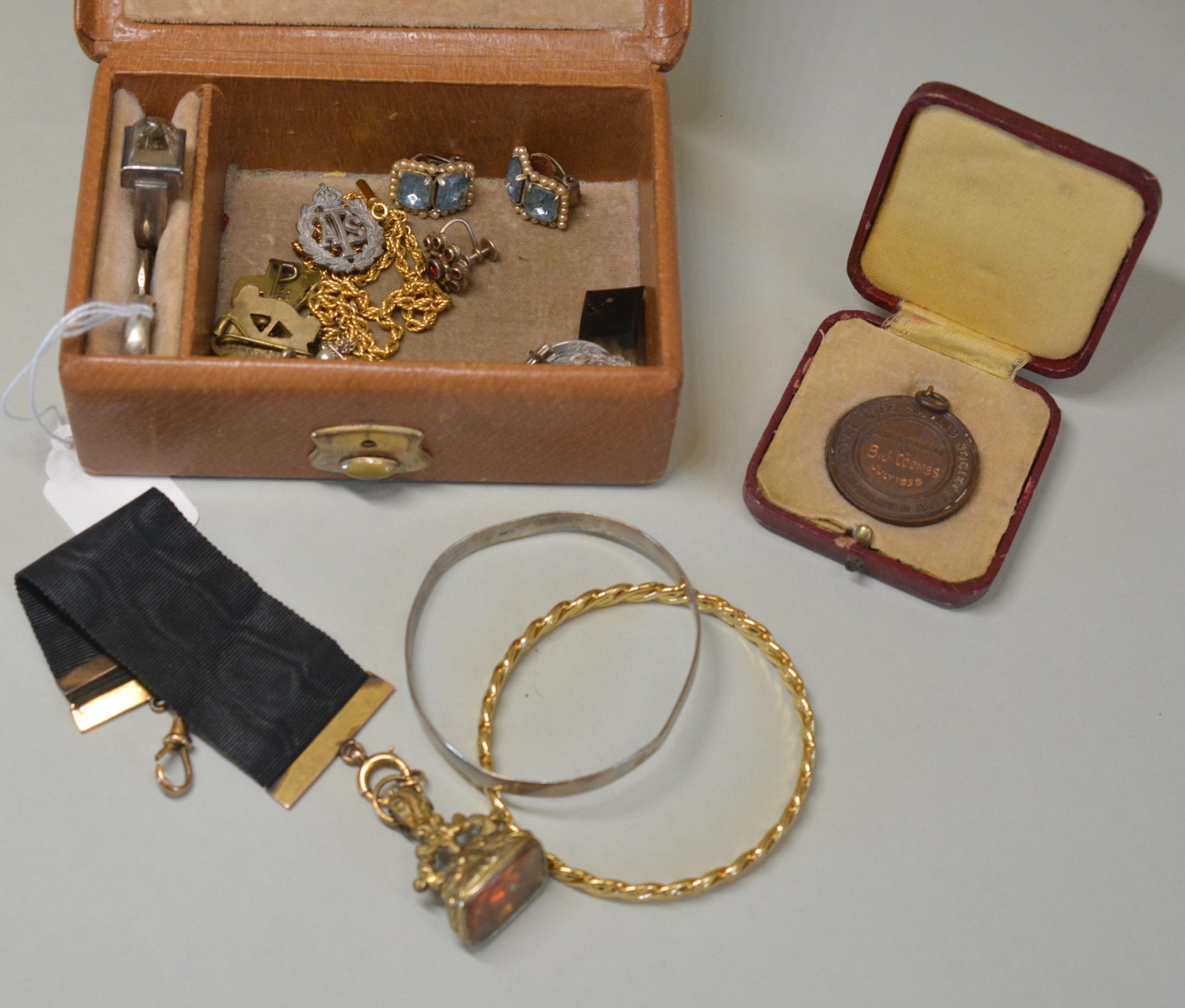 A MIXED LOT OF JEWELLERY Including silver rings, a silver bangle, a gilt metal bangle, a gilt