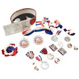 A COLLECTION OF VINTAGE ROYAL COMMEMORATIVE ITEMS including Queen Victoria Jubilee medallions, a