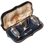 A GOOD QUALITY GOLDSMITHS AND SILVERSMITHS CO. LTD CASED SILVER CRUET London 1913. (Case lid