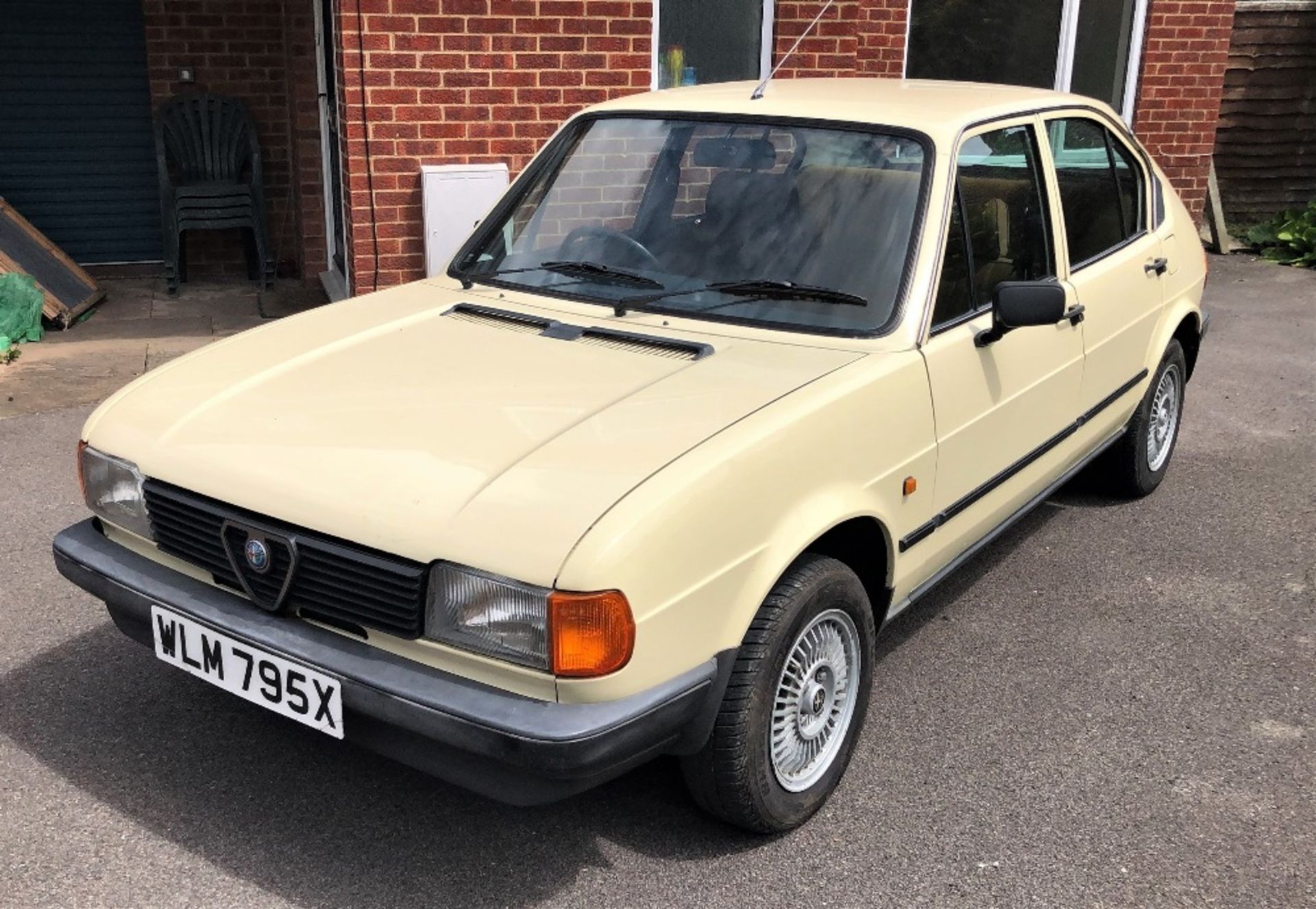 1982 ALFA-ROMEO ALFASUD SC SERIES 3 Chassis Number: ZAS901F40*05127100 Registration Number: WLM 795X - Image 2 of 11