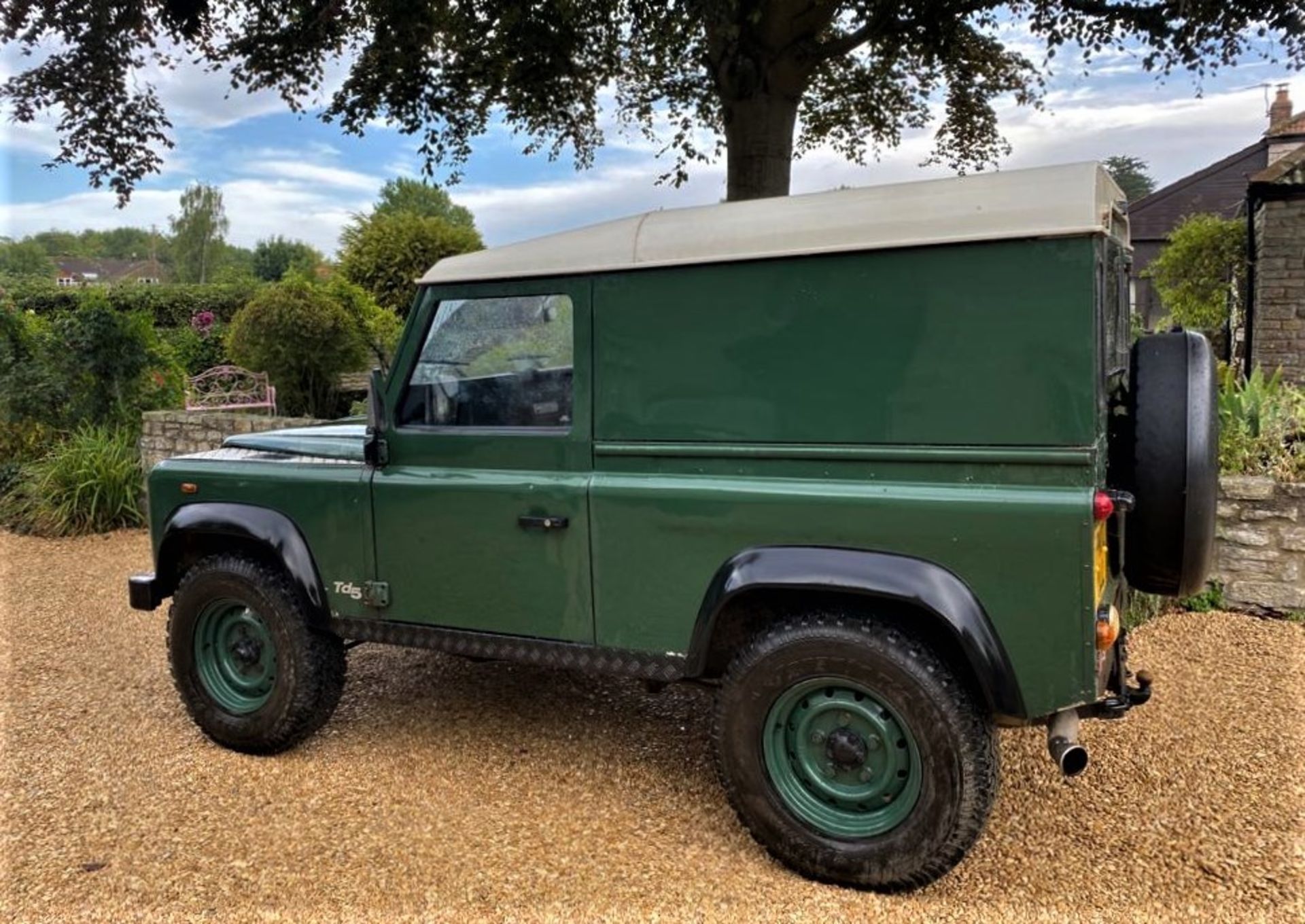 2002 LAND ROVER DEFENDER 90 TD5  Registration Number: PK02 YLL Chassis Number: SALLDVA572A637649 - Image 5 of 6