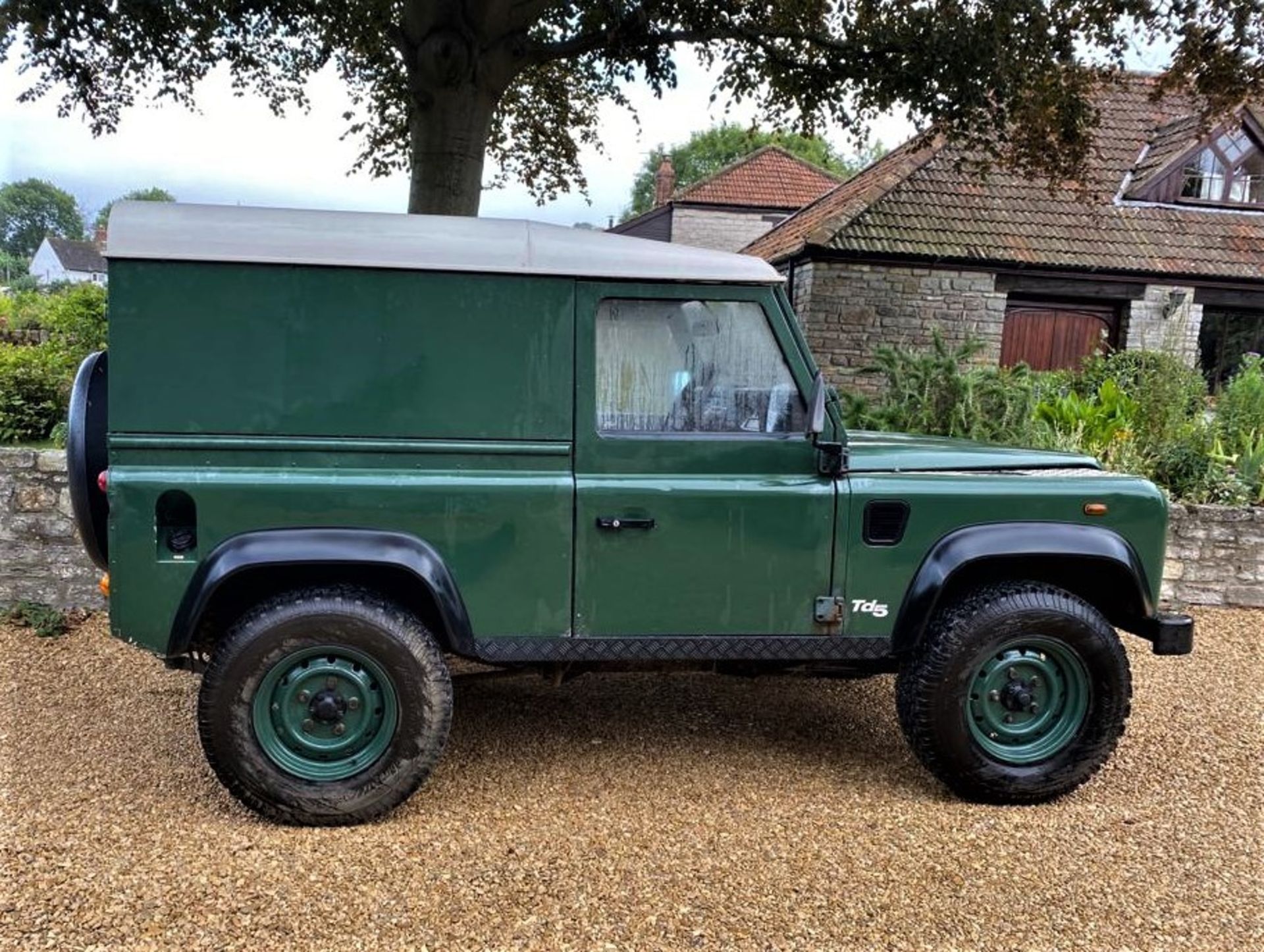 2002 LAND ROVER DEFENDER 90 TD5  Registration Number: PK02 YLL Chassis Number: SALLDVA572A637649 - Image 4 of 6