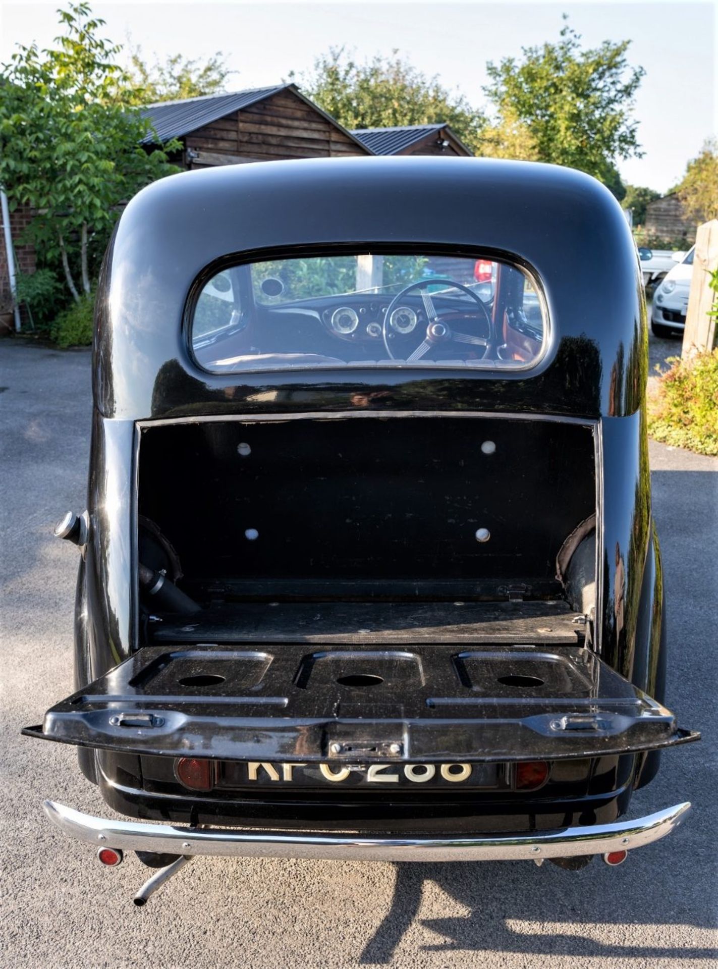 1946 STANDARD FLYING EIGHT SALOON Chassis Number: NA2121DL Registration Number: KPC 288 Recorded - Image 6 of 15