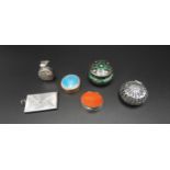 A CARNELIAN SET VINIAGERETTE, SILVER STAMP PURSE AND TWO ENAMEL PILL AND SILVER PILL BOXES, along