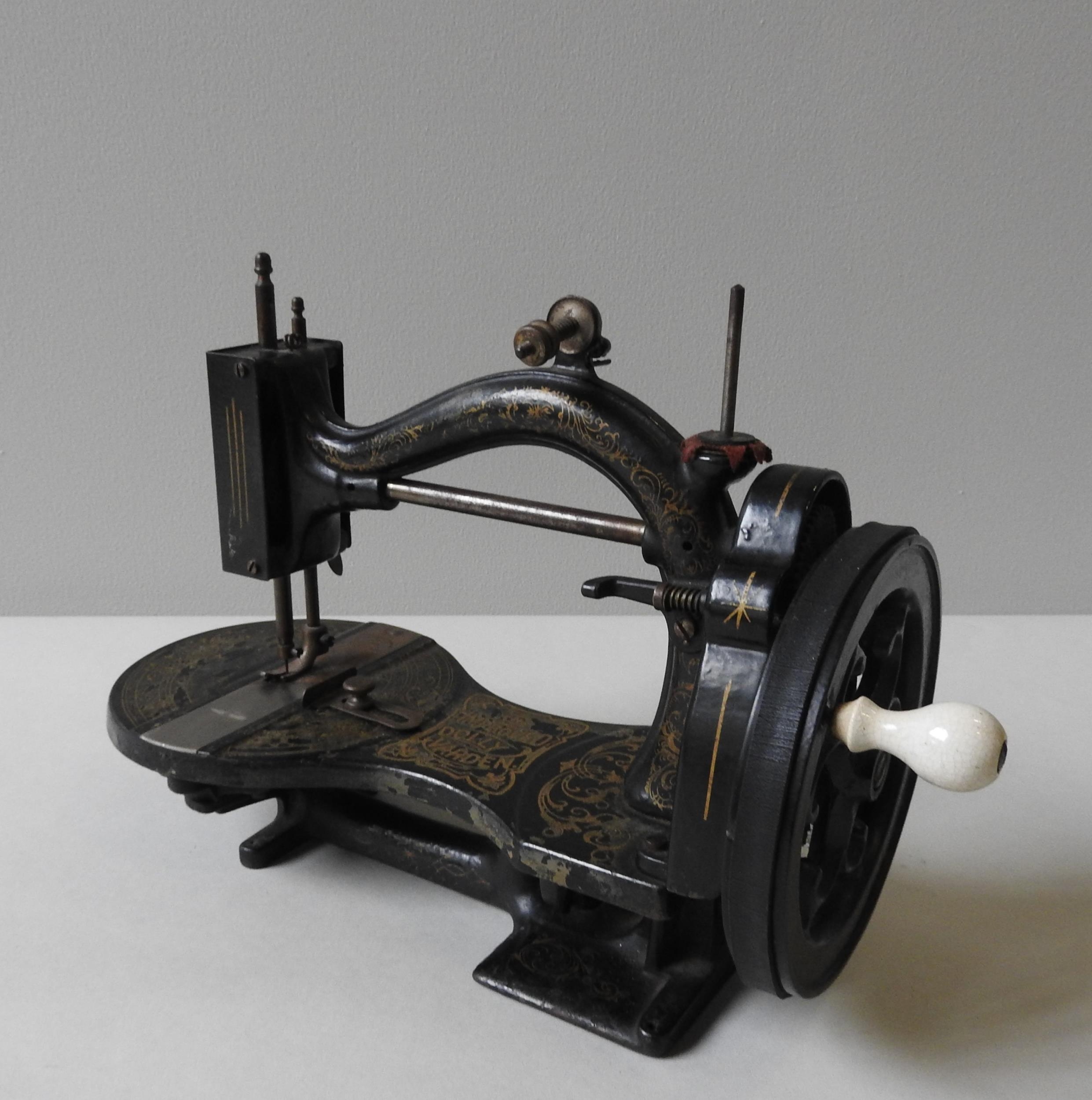 A LATE 19TH CENTURY 'IMPROVED DOLLY VARDEN' SEWING MACHINE, circa 1874, 35 x 23 cm