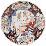 LARGE JAPANESE IMARI DISH EDO PERIOD, 18TH / 19TH CENTURY decorated in the typical palette with a