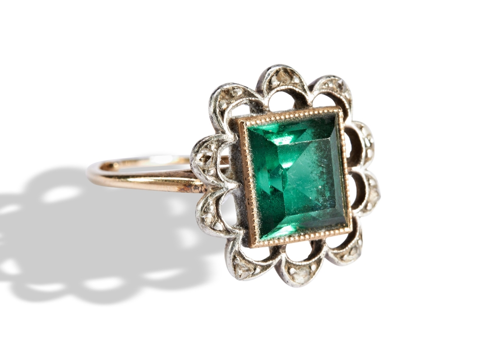 A SPINEL RING AND TWO PASTE SET BROOCHES   AN EDWARDIAN GREEN SPINEL AND DIAMOND RING the square-cut - Image 4 of 6