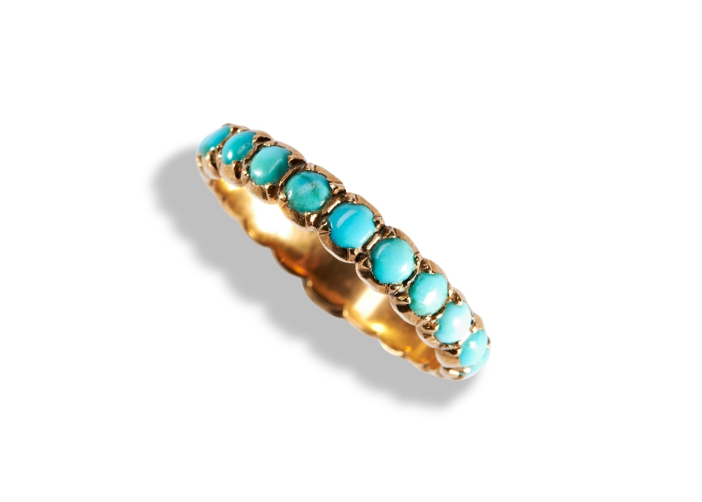 AN EARLY 19TH CENTURY TURQUOISE AND GOLD ETERNITY RING, CIRCA 1830 set throughout with circular