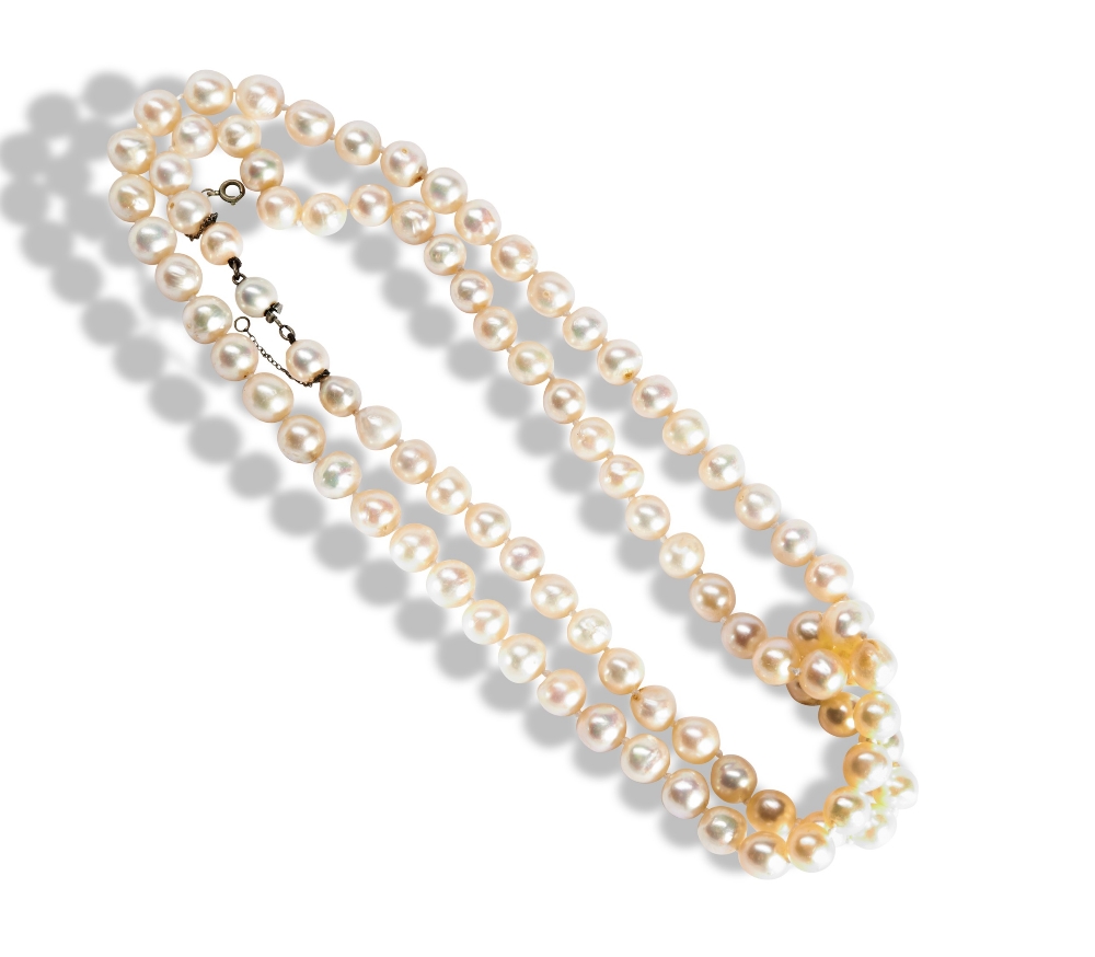 A CULTURED BAROQUE PEARL NECKLACE simply strung with an integrated cultured pearl clasp. 90 pearls