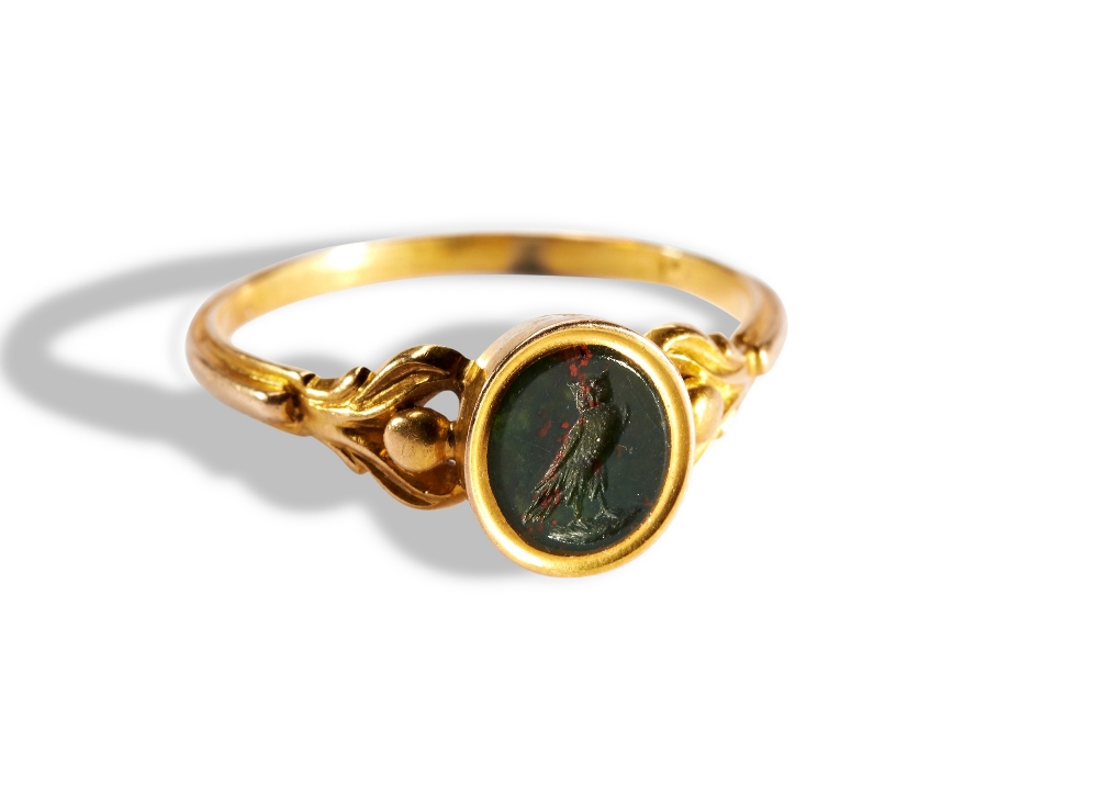 A 19TH CENTURY BLOODSTONE INTAGLIO SEAL RING, CIRCA 1830 carved to depict an owl, collet set between - Image 2 of 3