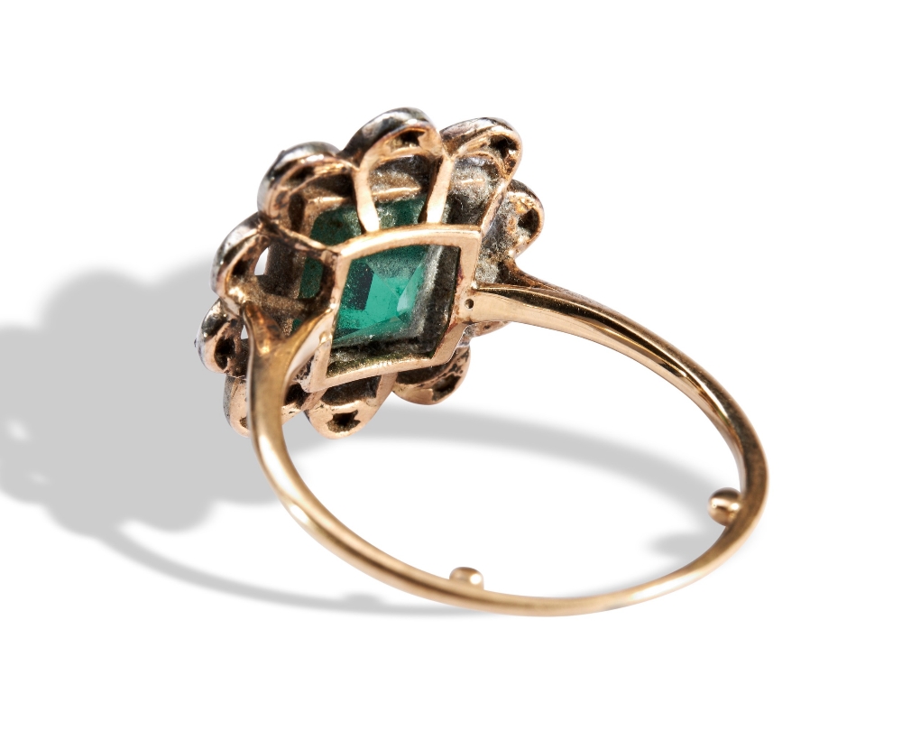 A SPINEL RING AND TWO PASTE SET BROOCHES   AN EDWARDIAN GREEN SPINEL AND DIAMOND RING the square-cut - Image 5 of 6
