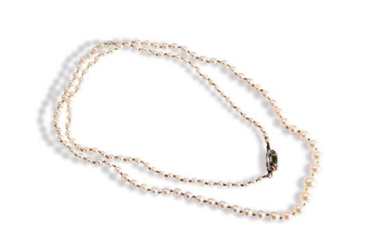 A PEARL NECKLACE WITH A DIAMOND AND EMERALD SET CLASP the graduating row of pearls on anvil clasp - Image 1 of 2