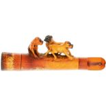 Zigarettenspitze \Meerschaum\ aus Bernstein mit dreier Hundegruppe-Möpsen, 9,4x 3,1cm, in Original-