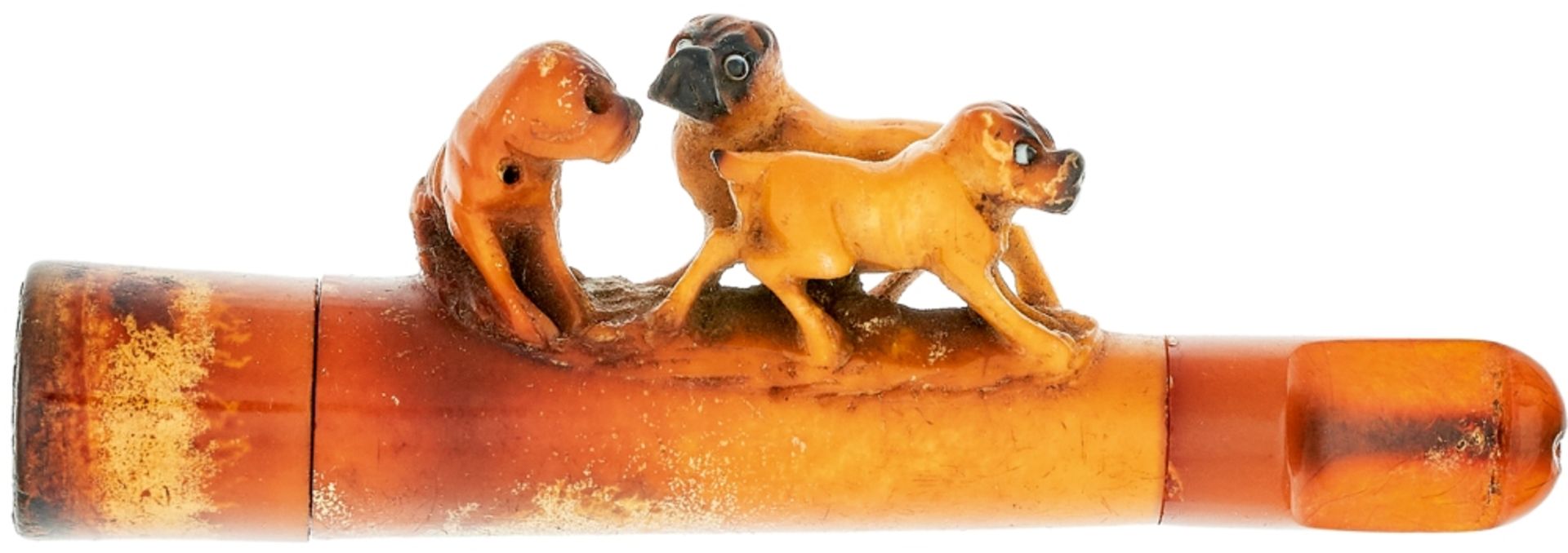 Zigarettenspitze \Meerschaum\ aus Bernstein mit dreier Hundegruppe-Möpsen, 9,4x 3,1cm, in Original-