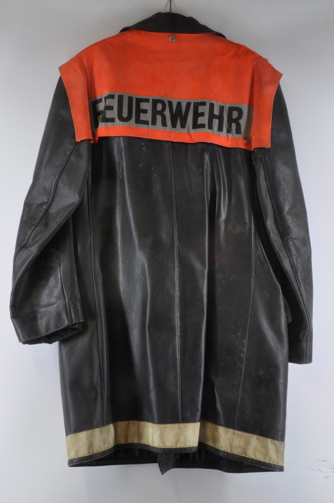 FEUERWEHR/POLIZEI, Nachlass mit 13x Schirmmütze, 4x Schaftmütze, 5x Helm, 13x Uniformen/Jacken/Hosen - Bild 27 aus 118