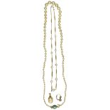 Konvolut bestehend aus: zwei Perlenketten, eine davon gerissen, einem Perlanhänger und einem Ohrring