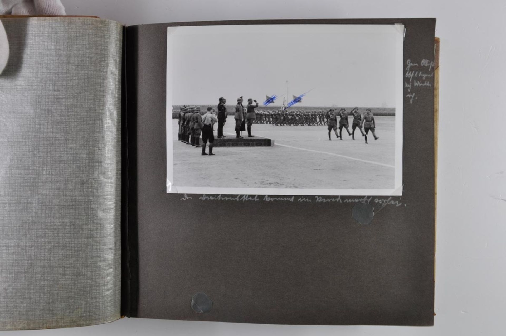 2x Fotoalbum des 1. Generalstabsoffiziers (1a) der 11. Division, knapp 500x Fotos mit Postkarten, im - Bild 4 aus 8