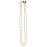 Doppelreihige Perlenkette mit Saphirschließe, Akoya Zuchtperlen einzeln geknotet, ca. 7,4mm, L= 24cm