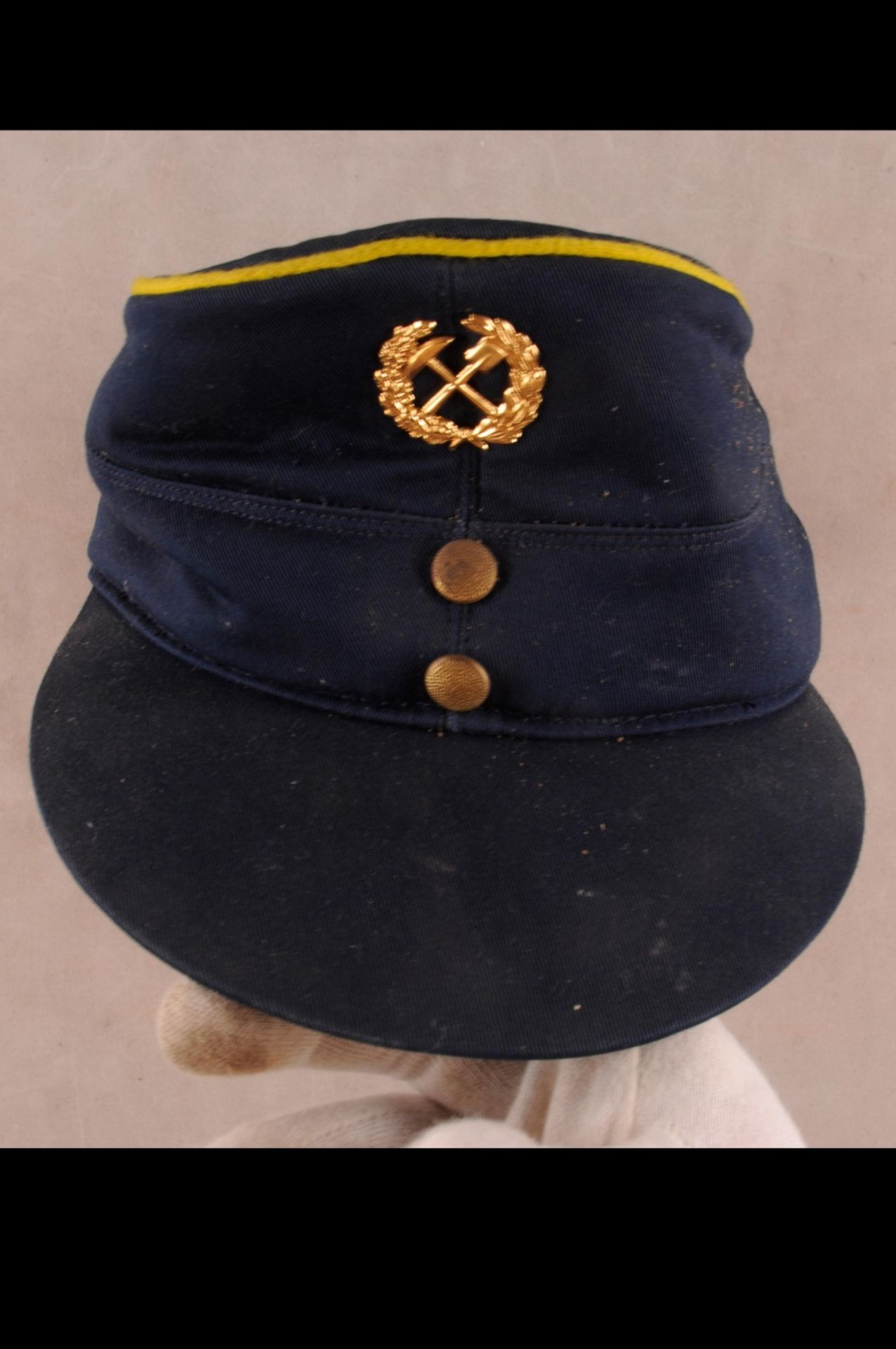 Fire-brigade / Police, estate with 13 x peaked cap, 4 x stem cap, 5 x helmet, 13 x uniforms / - Image 79 of 118