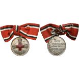 Preußen, Rote Kreuz Medaille 2. Klasse (1898-1921), Tombak versilbert, emailliert, an Bandschleife m
