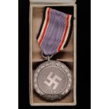 Luftschutz-Ehrenzeichen, 2. Stufe, aus Feinzink am Band, mit Anstecknadel vernäht, im Verleihungsetu