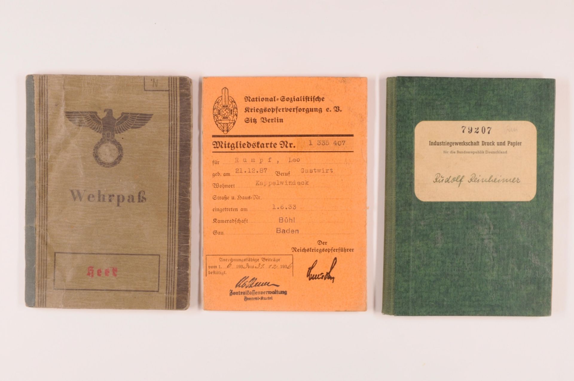 Kleines Lot mit Wehrpass, 2x Deutsche Kennkarte (Nachkrieg), Ahnenpass, Personenausweis Deutsche Rei