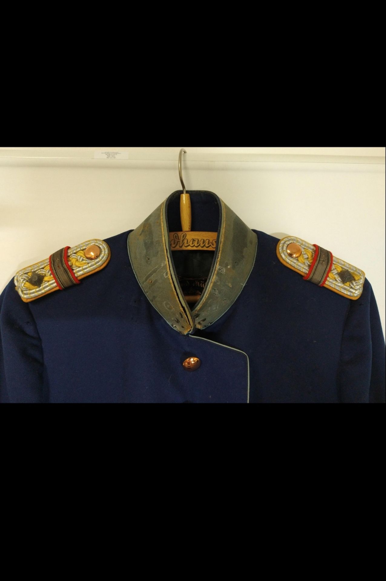 Preußen, Waffenrock eines Leutnants, mit Schulterstücken, blaues Tuch, kupferfarbene Knöpfen, innen - Bild 2 aus 4