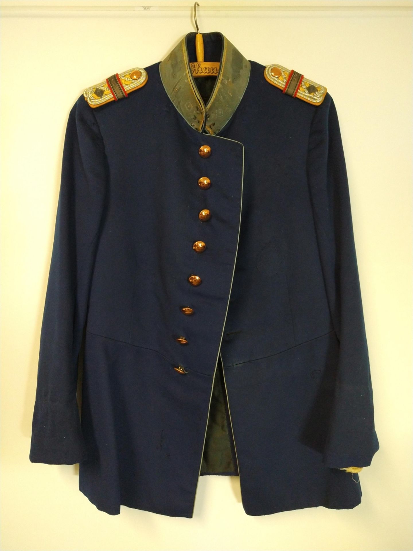 Preußen, Waffenrock eines Leutnants, mit Schulterstücken, blaues Tuch, kupferfarbene Knöpfen, innen