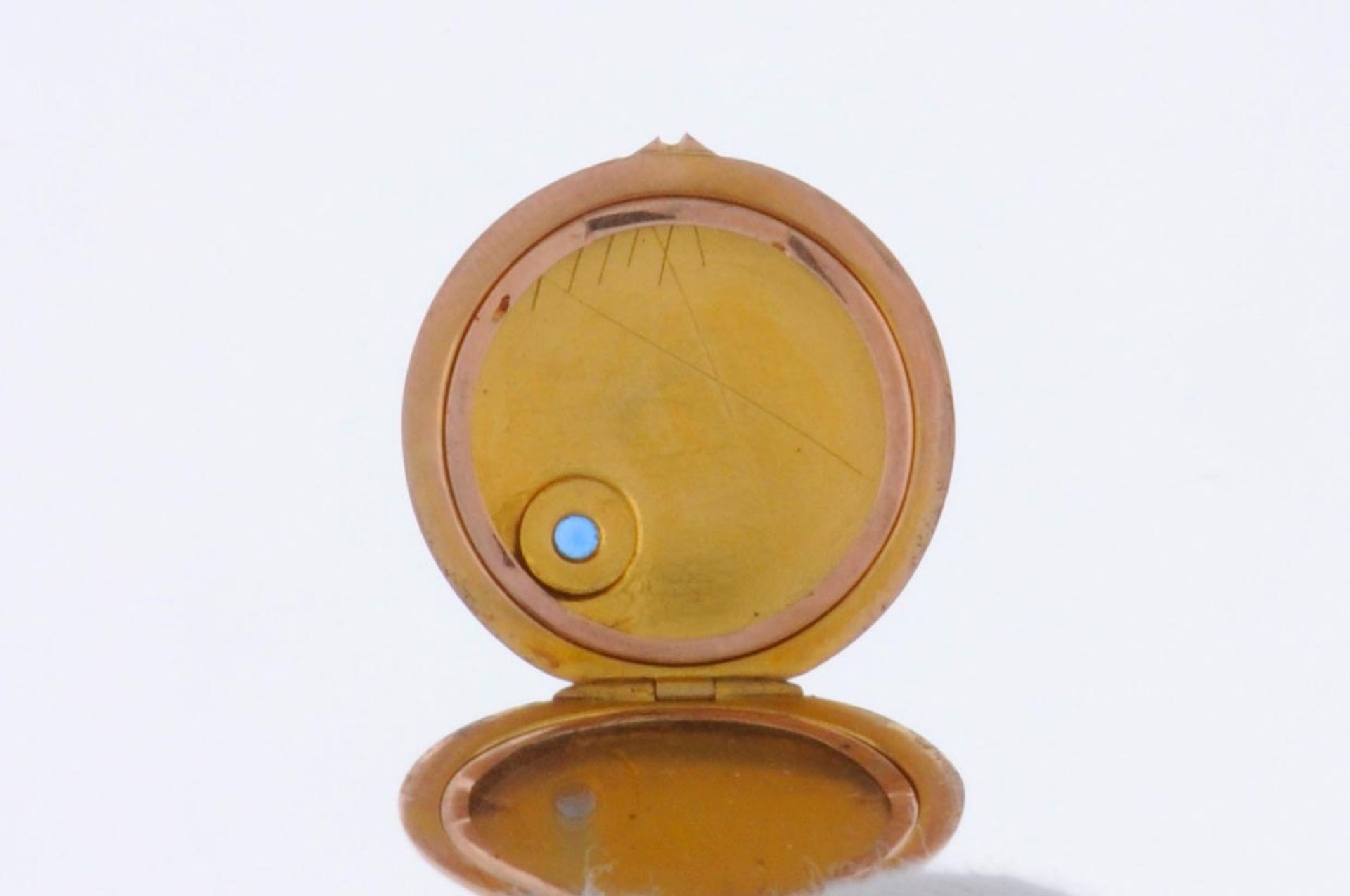 Art nouveau medallion with sapphire, 8 K yellow gold, 4, 9 g, Dm 26 mm. - Image 2 of 4