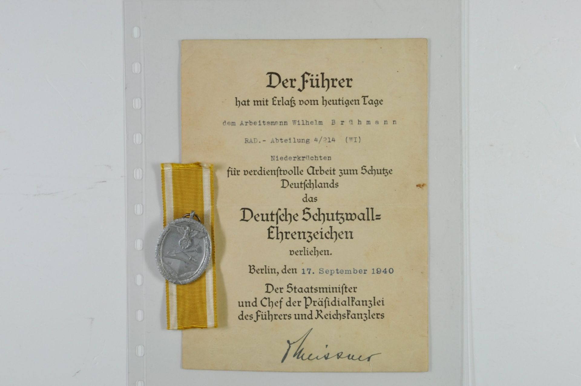 Verleihungsurkunde eines Arbeitsmann für das Deutsche Schutzwall-Ehrenzeichen, datiert Berlin den 17