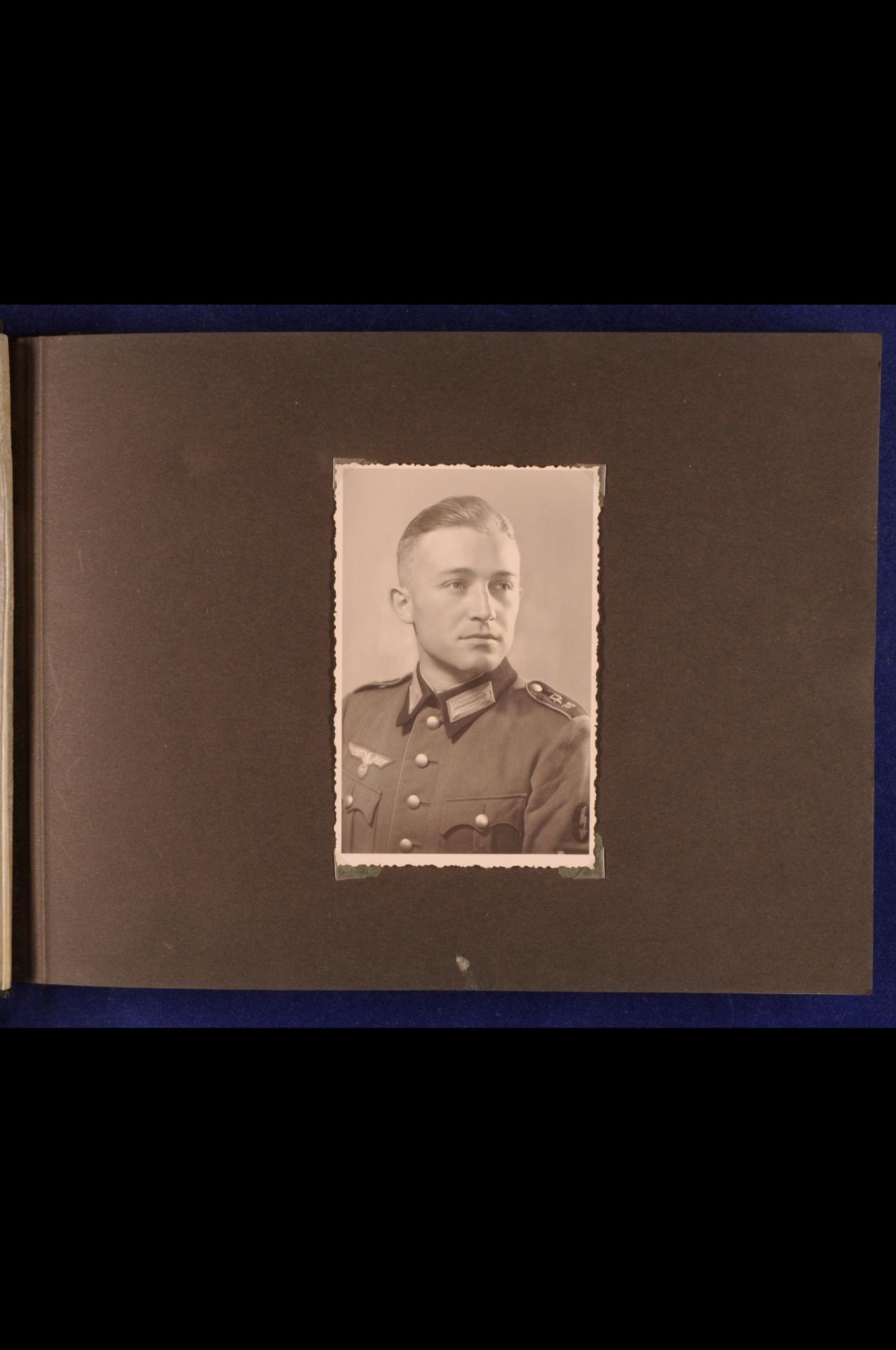 Fotoalbum Wehrmacht Heer mit über 130x Aufnahmen, dazu großformatige Porträtbilder und 2x Zeichnunge - Bild 6 aus 9
