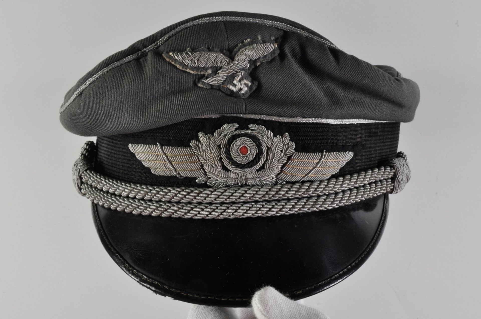 Wehrmacht Luftwaffe, Schirmmütze für Offiziere, Korpus aus feinem luftwaffenblauen Gabardine mit sch