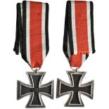Eisernes Kreuz 1939 2. Klasse, im Bandring Hersteller \24\ (etwas verschlagen) für die Firma Arbeits
