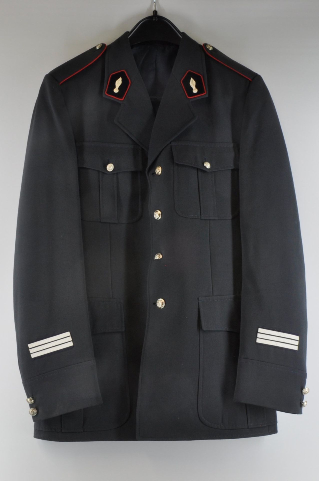 FEUERWEHR/POLIZEI, Nachlass mit 13x Schirmmütze, 4x Schaftmütze, 5x Helm, 13x Uniformen/Jacken/Hosen - Bild 38 aus 118