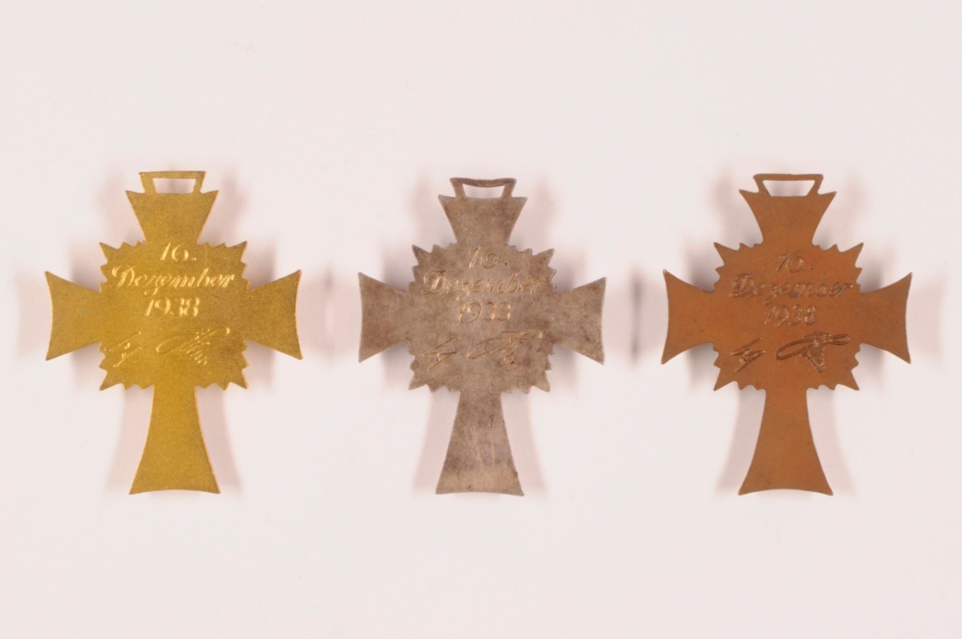 3x Ehrenkreuz der Deutschen Mutter, 1. Stufe, 2. Form, 16. Dezember 1938, in Gold, in Silber und in - Bild 2 aus 2