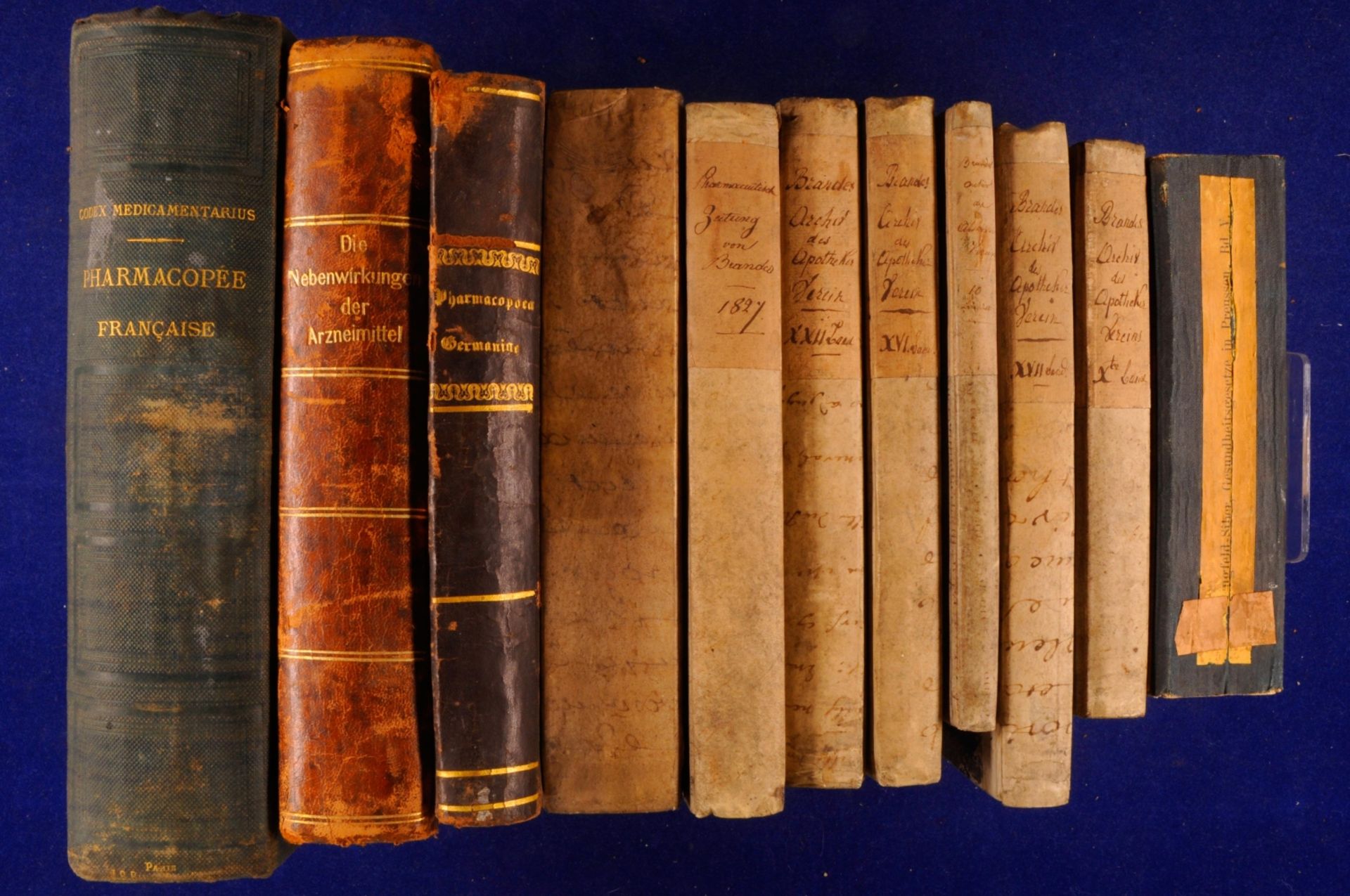 Literatur, Pharmazie, 11 historische pharmazeutische Werke aus dem 19. Jahrhundert, teilweise mit de
