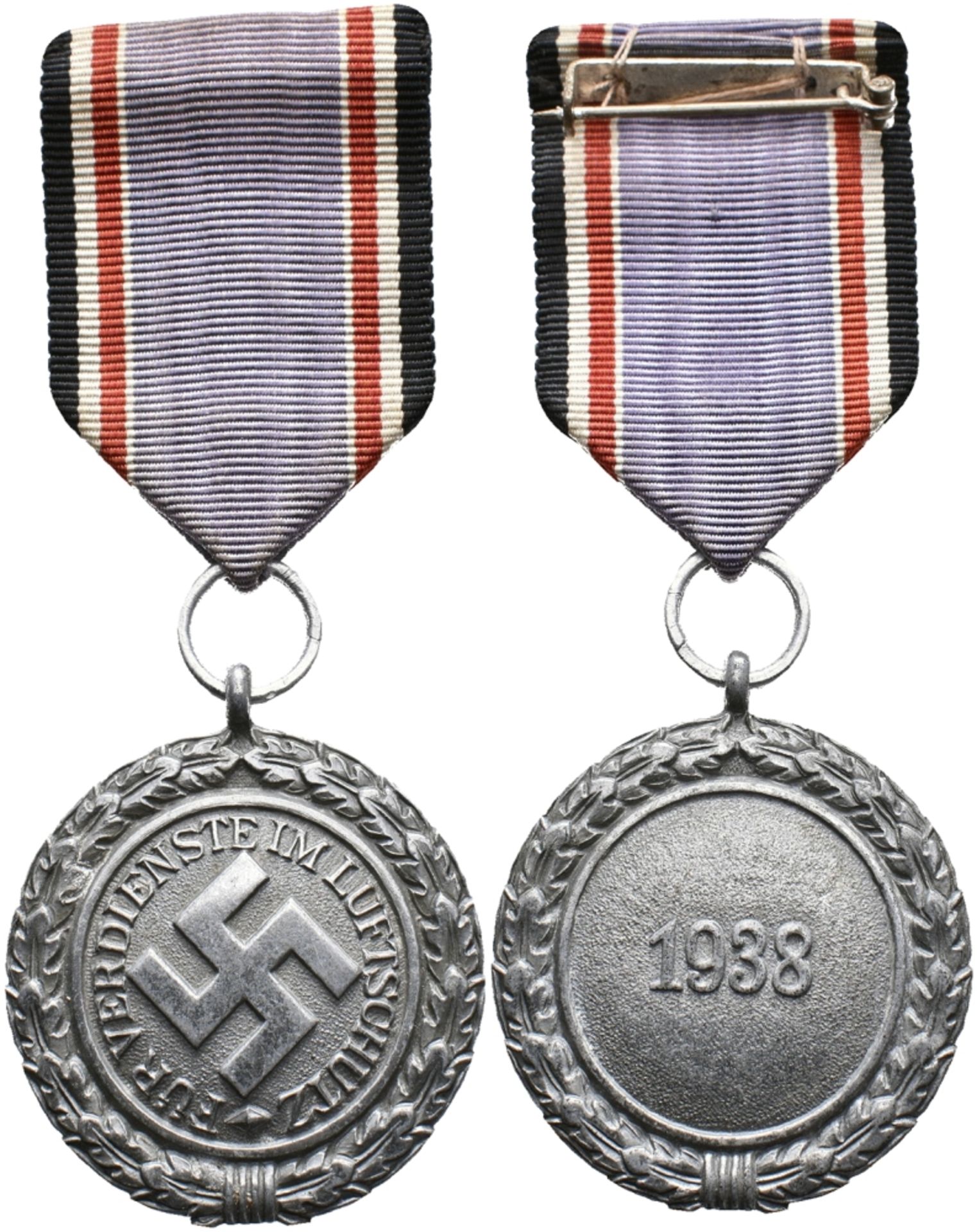 Luftschutz-Ehrenzeichen, 2. Stufe, Feinzink, am broschierten Band, OEK 3509, Zustand 2.