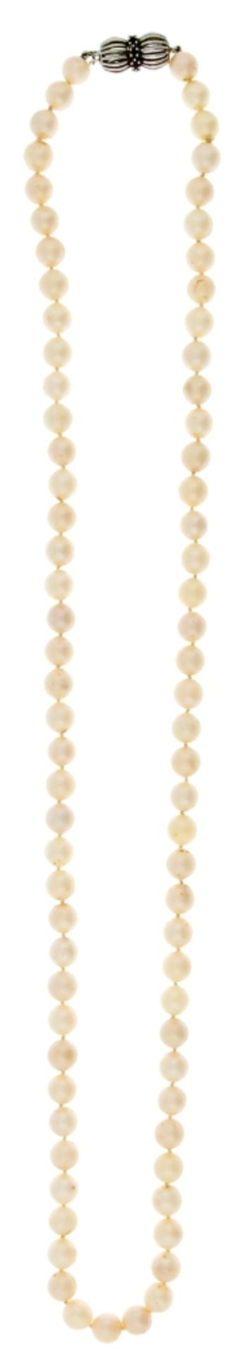 Zuchtperlenkette, einreihig, mit Schließe WG 585 und kl. Rubinen, leicht barocken Perlen einzeln gek