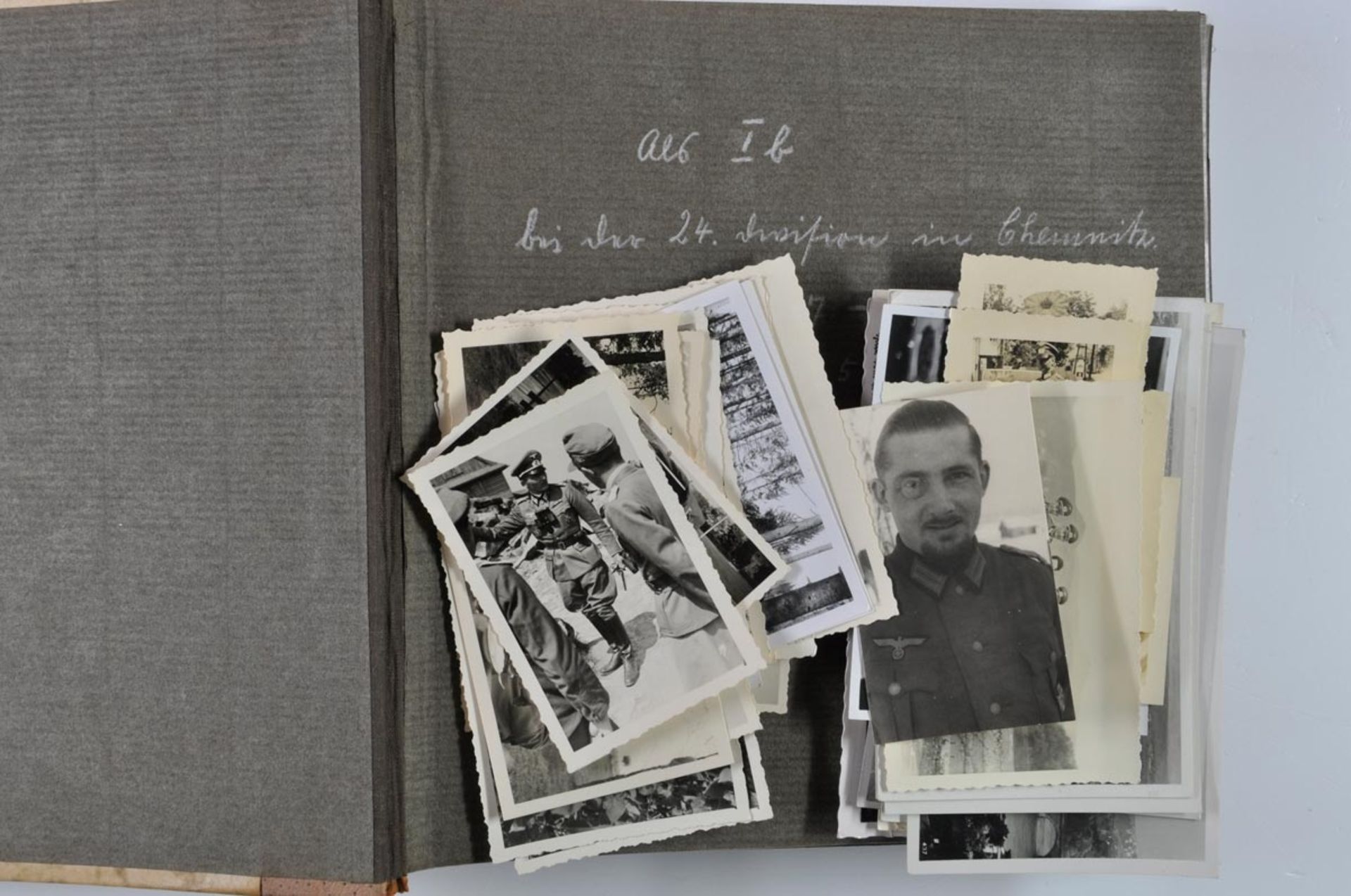 2x Fotoalbum des 1. Generalstabsoffiziers (1a) der 11. Division, knapp 500x Fotos mit Postkarten, im - Bild 2 aus 8