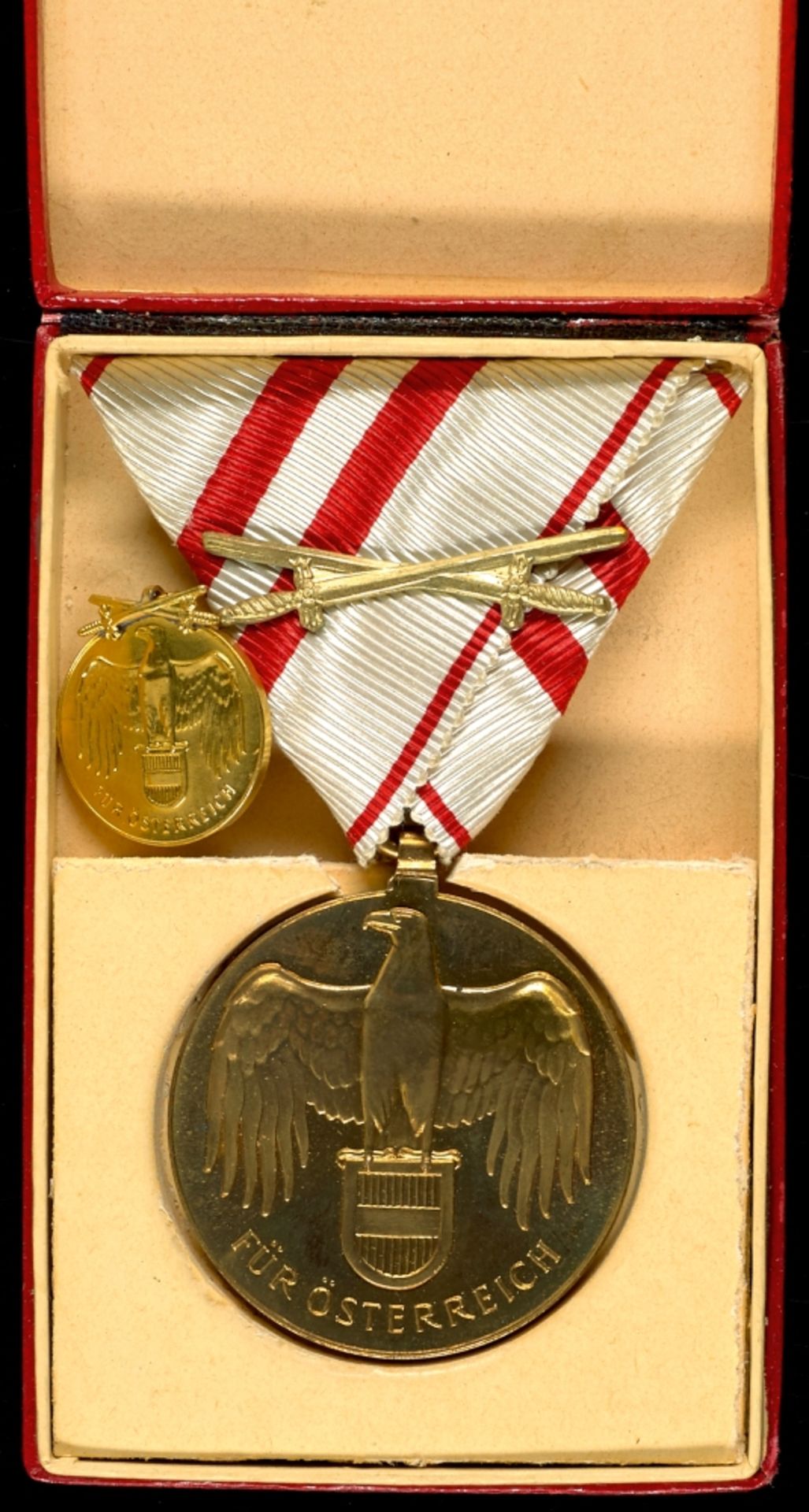 Empire Austria, war commemorative medal 1914-1918 \\for Austria\\, at the triangle ribbon with sword