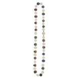 Tahiti Kombi Zuchtperlenkette, 43 gezirkelte Perlen in schwarz und weiß, einzeln geknotet in der Grö