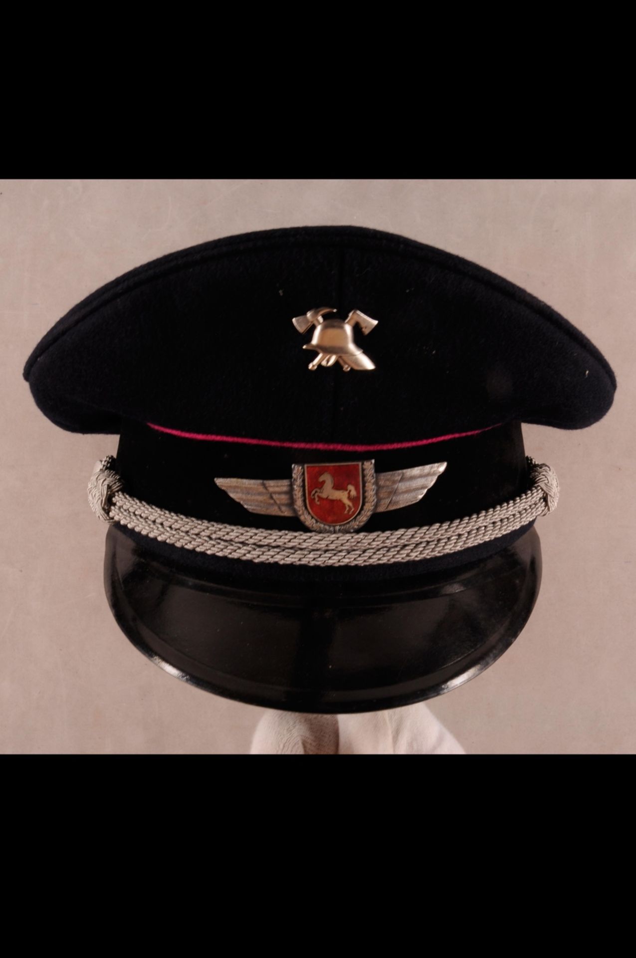 FEUERWEHR/POLIZEI, Nachlass mit 13x Schirmmütze, 4x Schaftmütze, 5x Helm, 13x Uniformen/Jacken/Hosen - Bild 94 aus 118