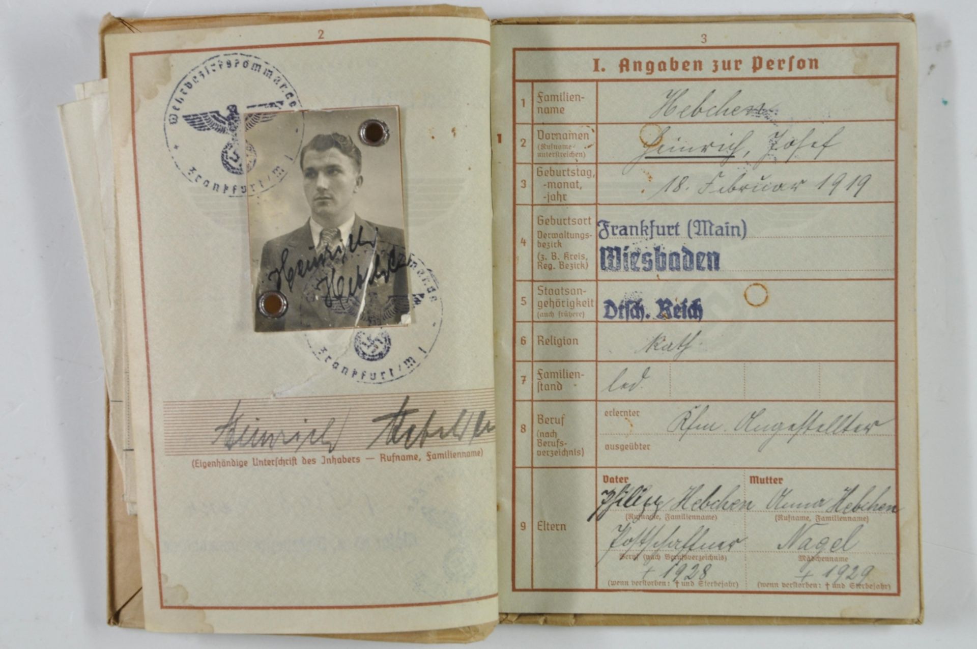 Soldbuch und Wehrpass eines Angehörigen des Deutschen Afrikakorps, Soldbuch vorne mit Lagerstempel, - Bild 2 aus 2