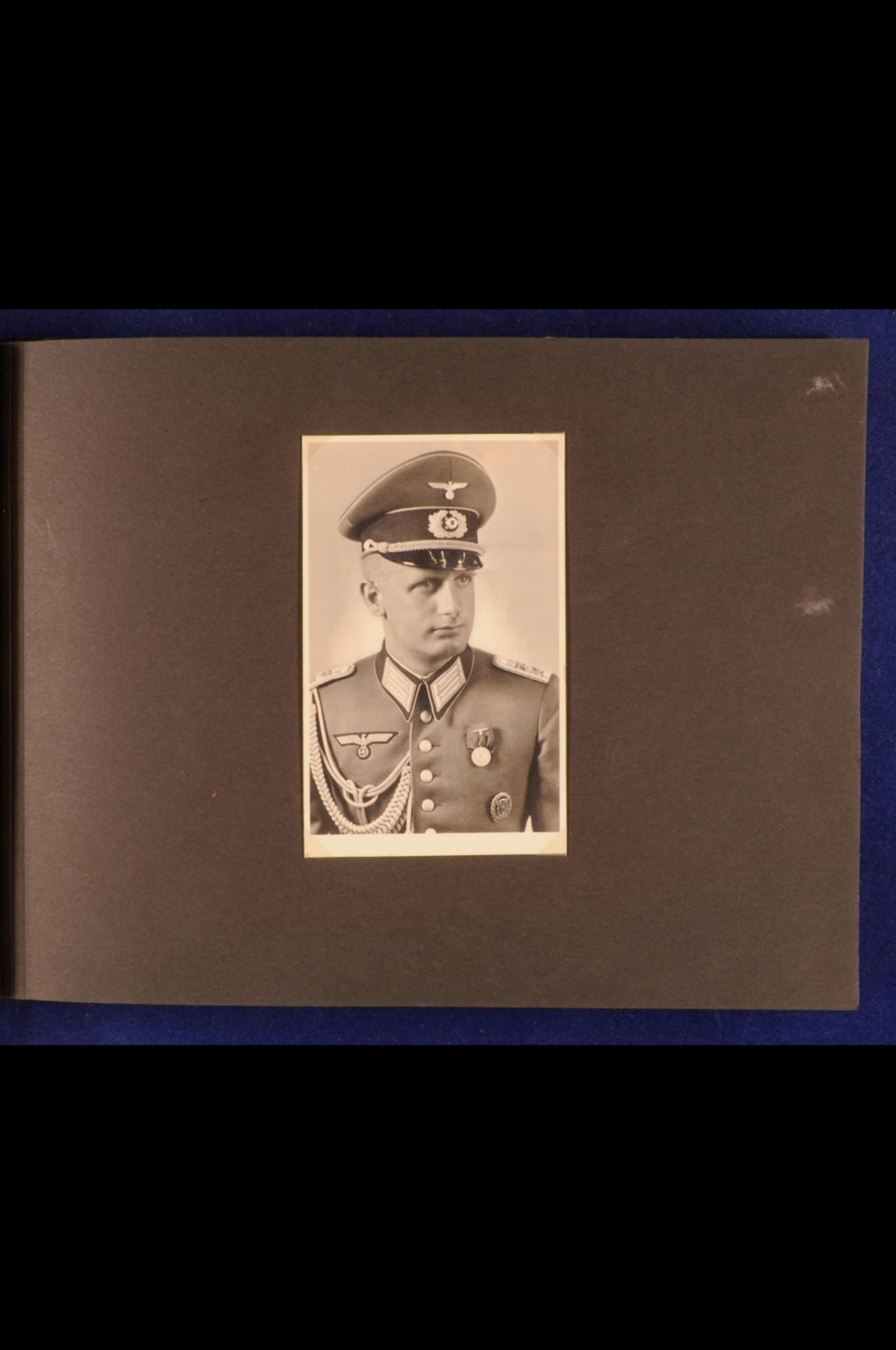 Fotoalbum Wehrmacht Heer mit über 130x Aufnahmen, dazu großformatige Porträtbilder und 2x Zeichnunge - Bild 7 aus 9