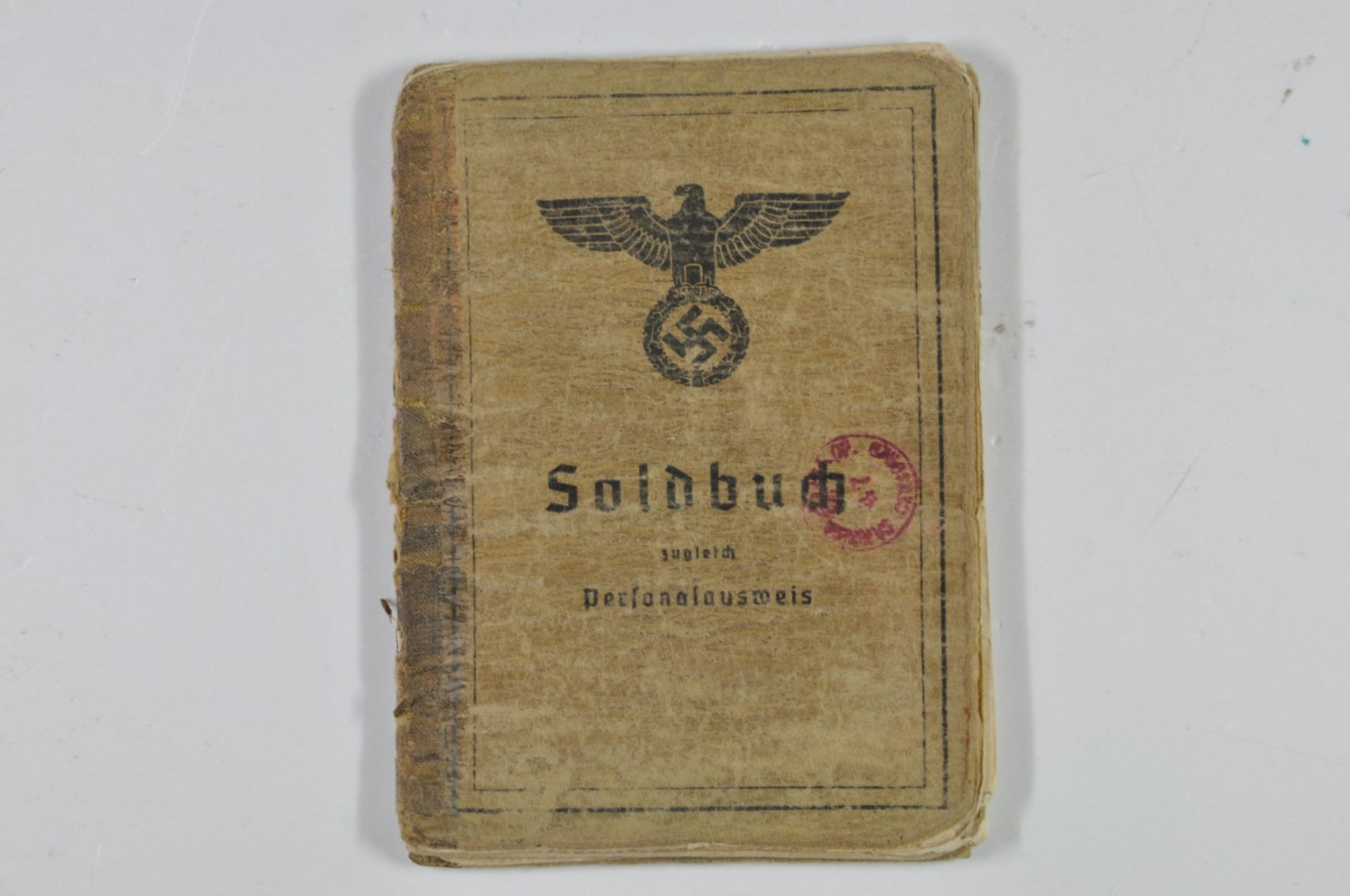 Soldbuch und Wehrpass eines Angehörigen des Deutschen Afrikakorps, Soldbuch vorne mit Lagerstempel,