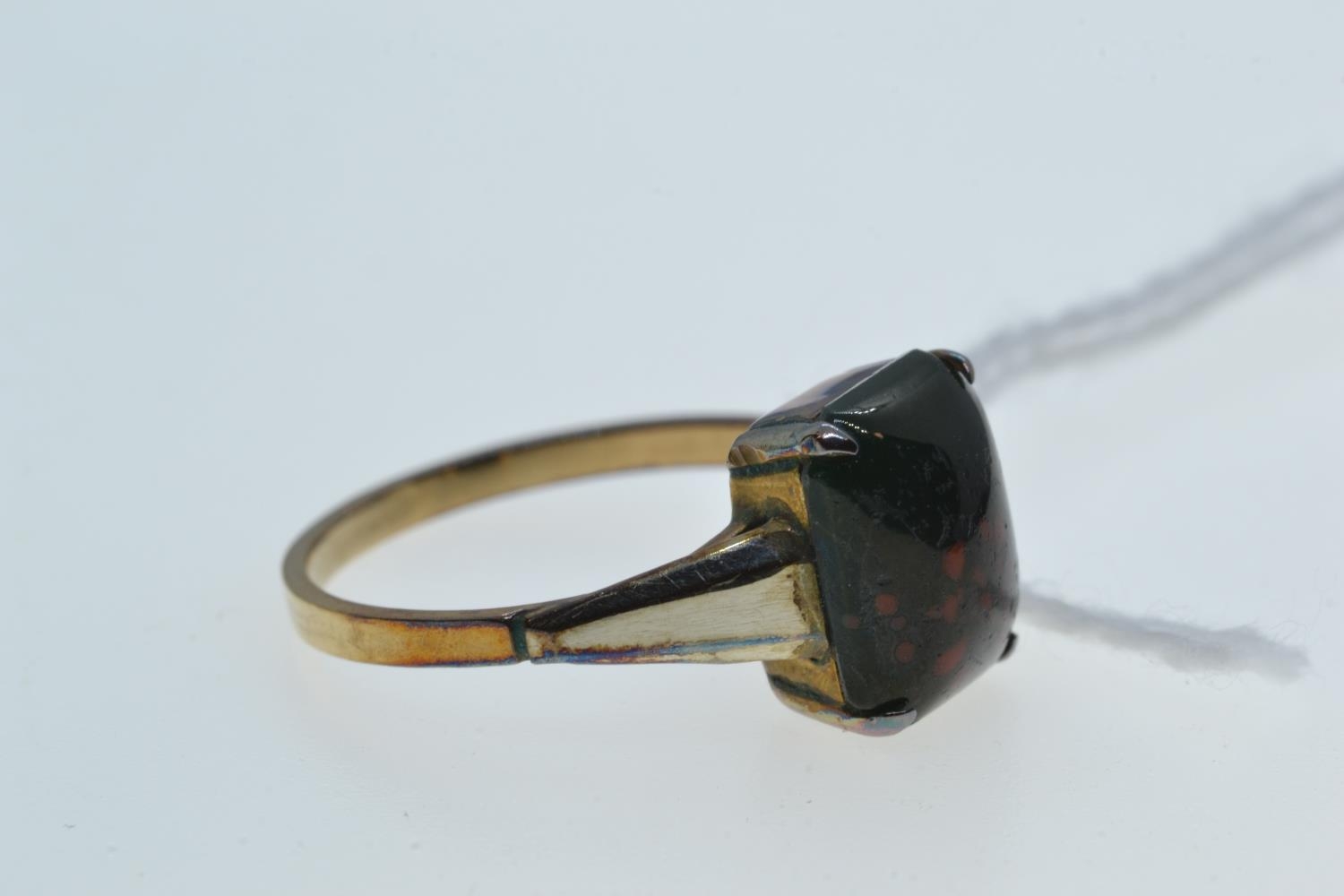 9ct gold & bloodstone ring, size L, 2 grams  - Image 2 of 3